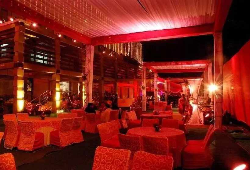 Отель Softel Plaza