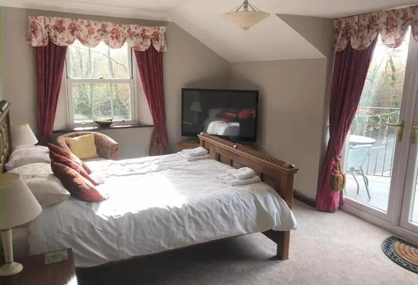 Отель The Bickford Arms Inn