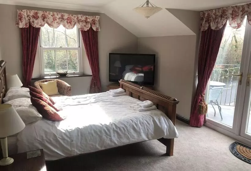 Отель The Bickford Arms Inn