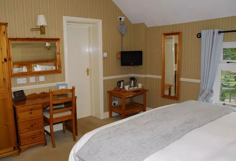 فندق The Egerton Arms Country Inn