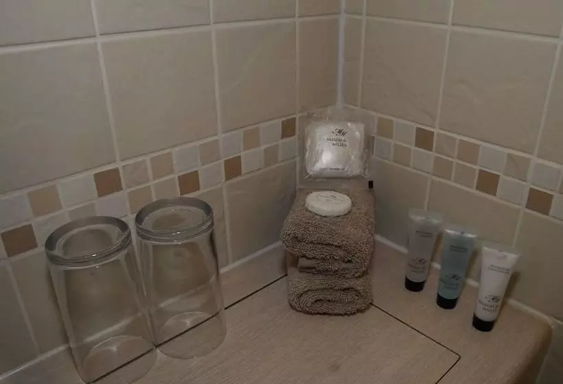 فندق The Egerton Arms Country Inn