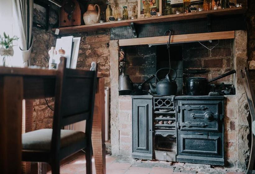 فندق The Falkland Arms