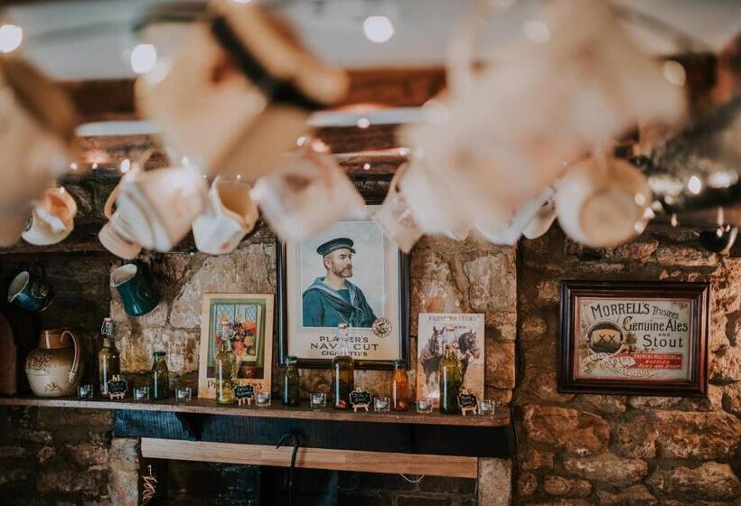 فندق The Falkland Arms