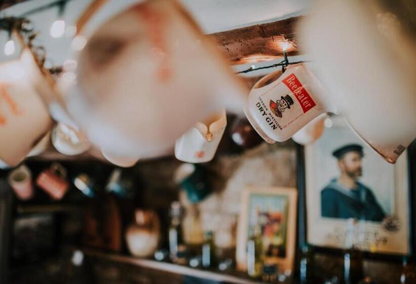 فندق The Falkland Arms