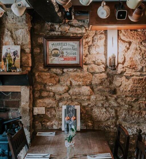 فندق The Falkland Arms