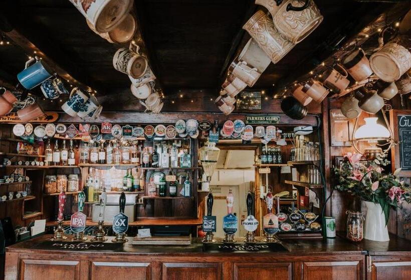 فندق The Falkland Arms