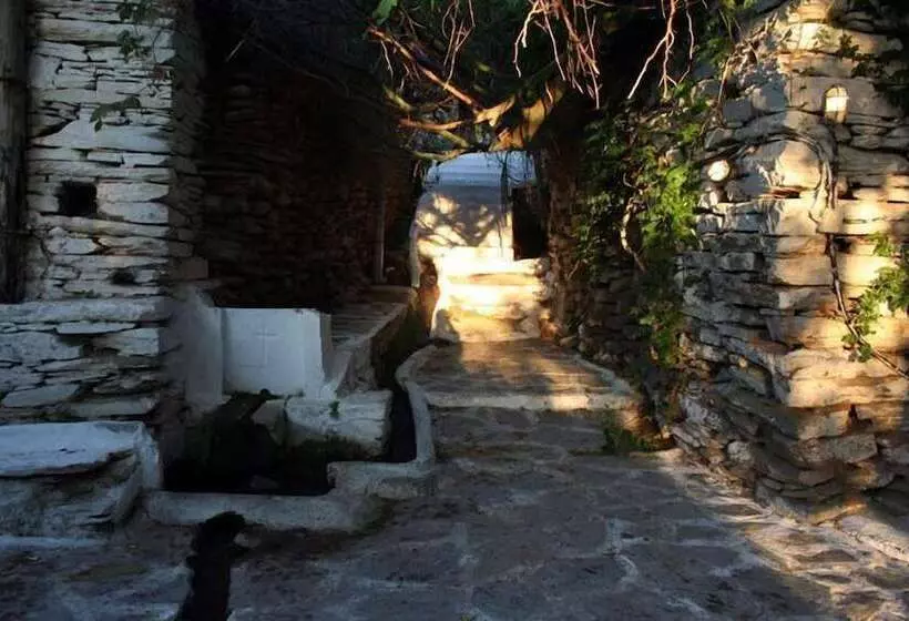 St George Studios & Apartments