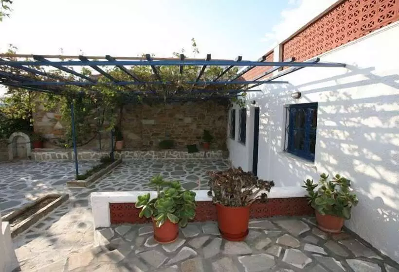 St George Studios & Apartments