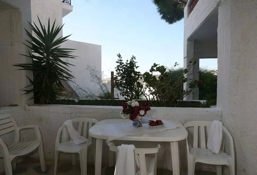 St George Studios & Apartments