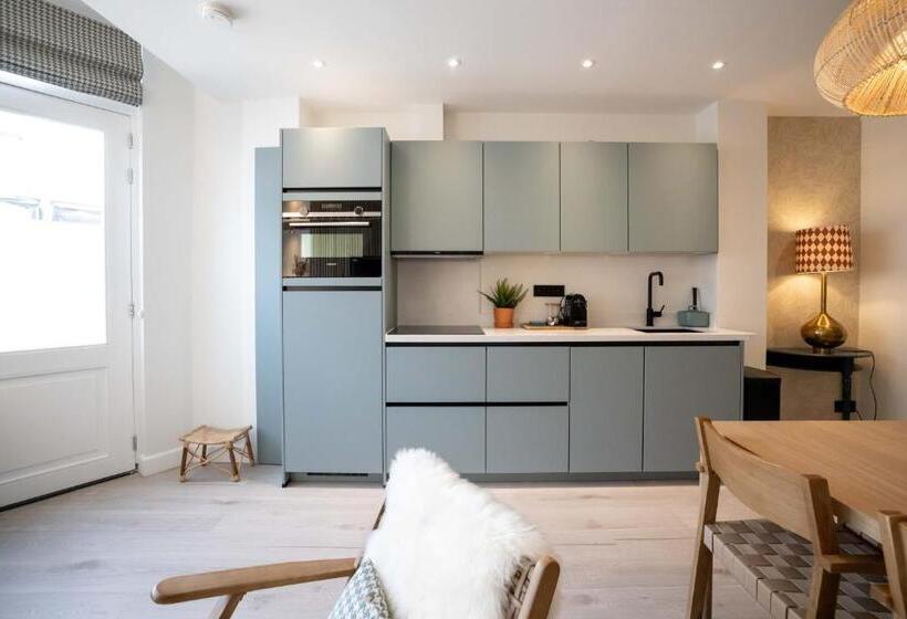 Four Star Apartments   Badhuisstraat 6