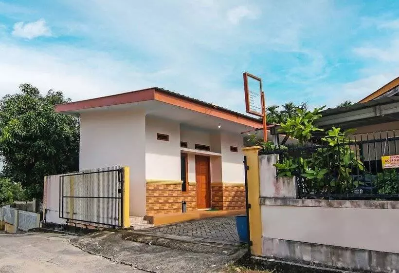 Hotelli Spot On 92093 Feri Homestay