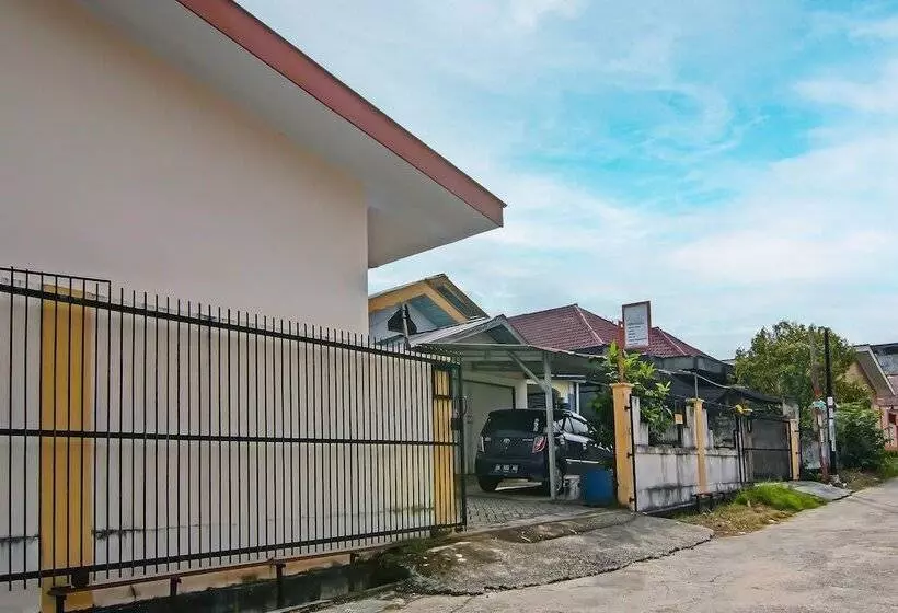 Hotelli Spot On 92093 Feri Homestay