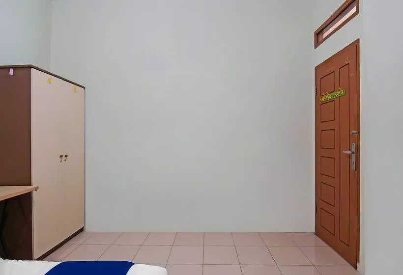 Hotelli Spot On 92093 Feri Homestay