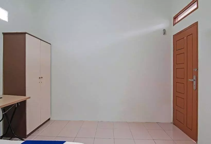 Hotelli Spot On 92093 Feri Homestay