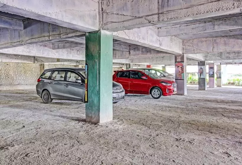 Hotelli Oyo 92032 Utama  & Karaoke