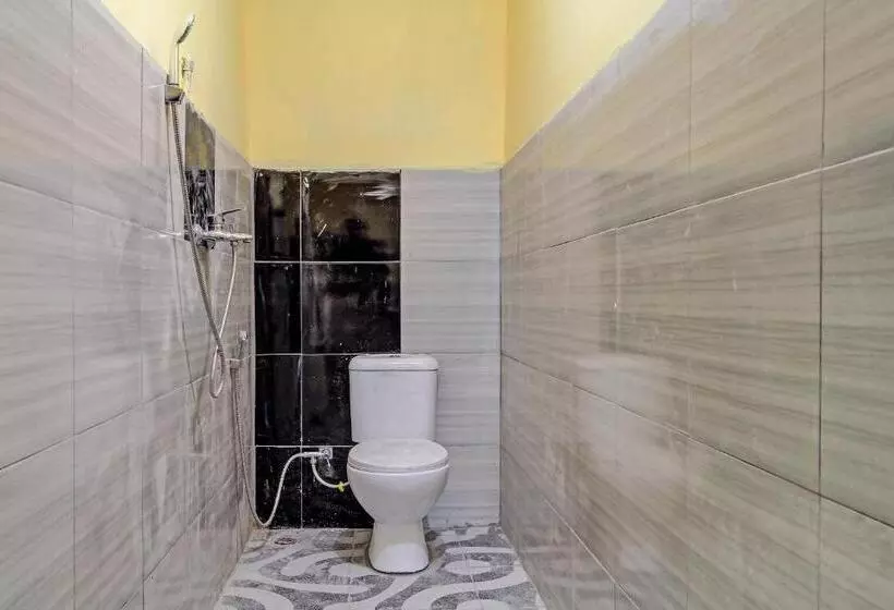 Hotelli Oyo 92032 Utama  & Karaoke