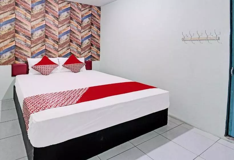 Hotelli Oyo 92032 Utama  & Karaoke