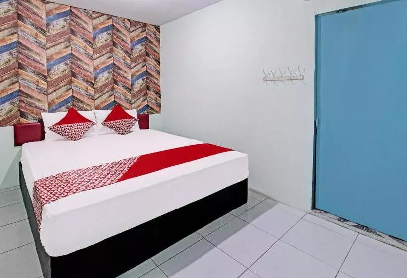 Hotelli Oyo 92032 Utama  & Karaoke