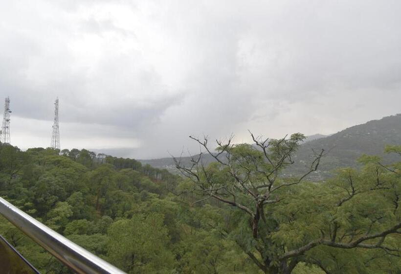 هتل The Royal Castle Ac Centralized