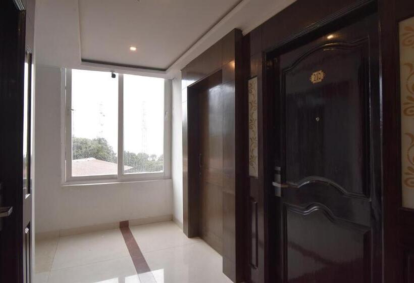 هتل The Royal Castle Ac Centralized