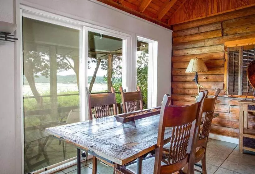 Majatalo Lakeside Escape