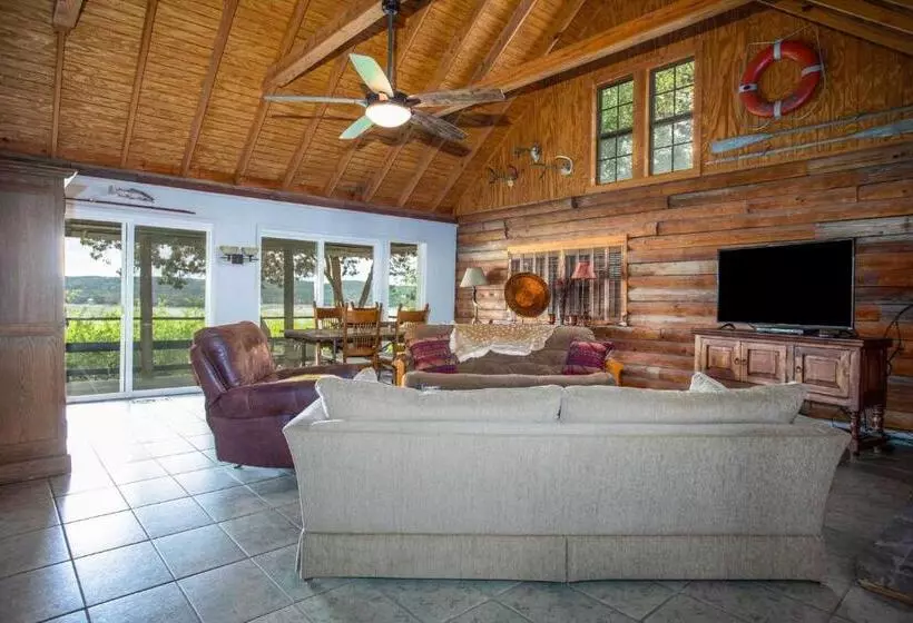 Majatalo Lakeside Escape