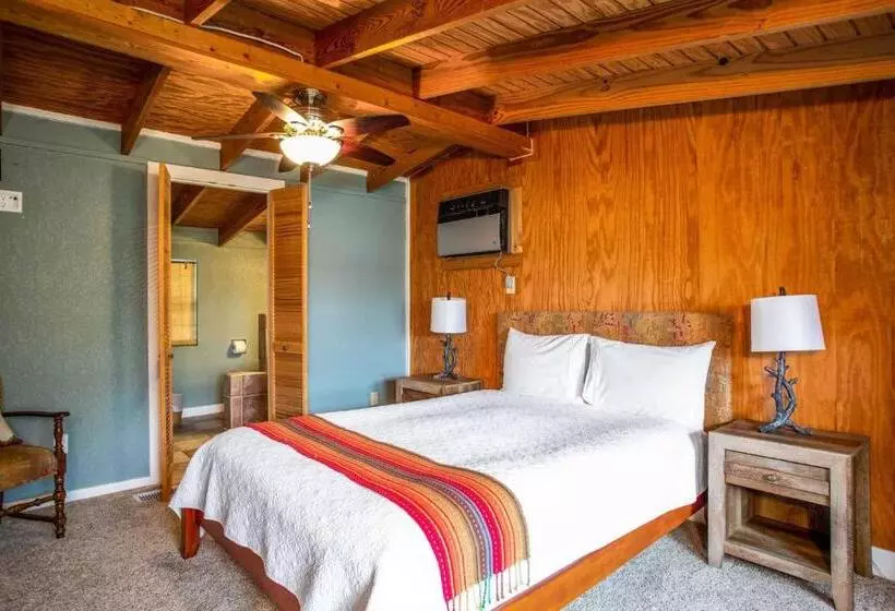 Majatalo Lakeside Escape