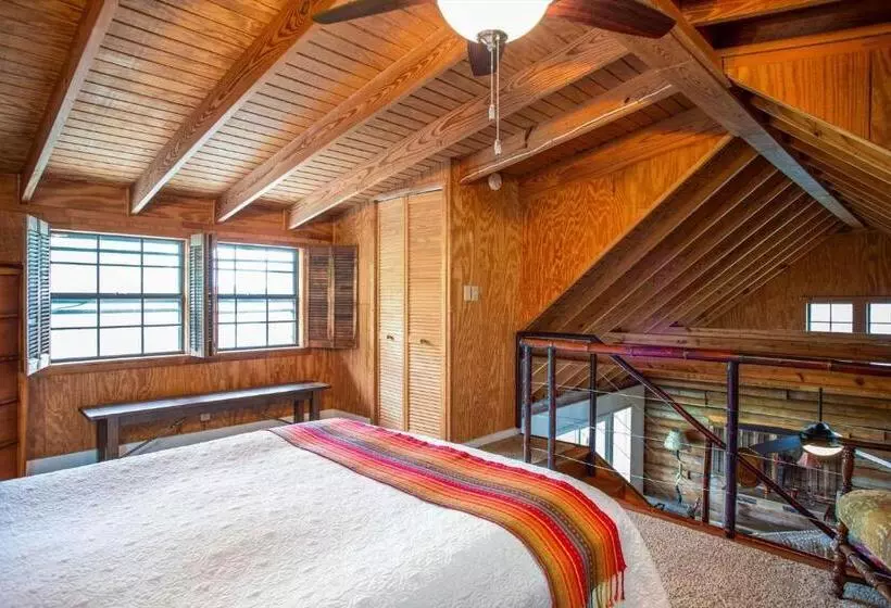 Majatalo Lakeside Escape