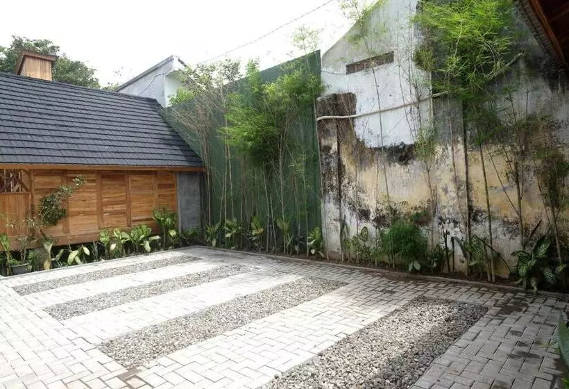 ホテル Urbanview Villa Kolopaking Kebumen By Reddoorz