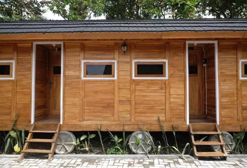 ホテル Urbanview Villa Kolopaking Kebumen By Reddoorz