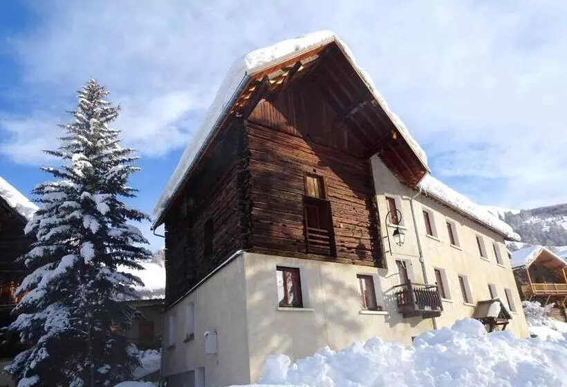 ベッドアンドブレックファースト Les Arolles   Gîte D étape Et De Séjour