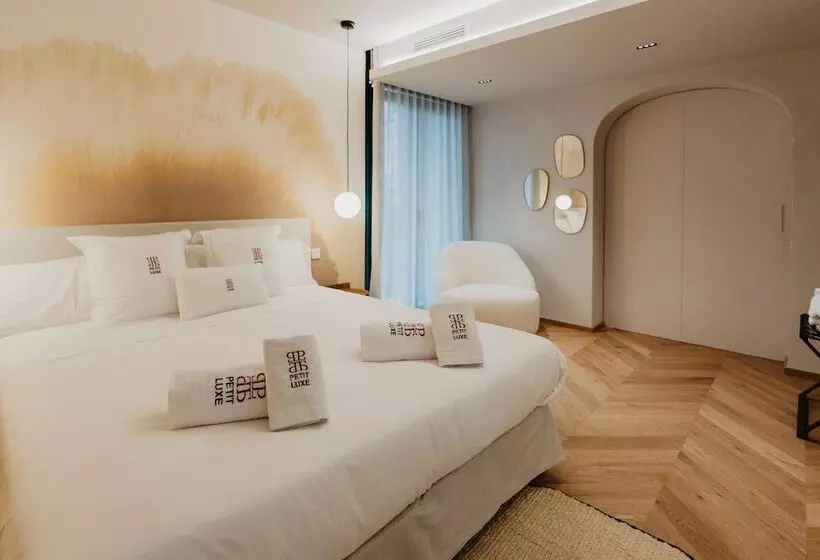 هتل Petit Luxe