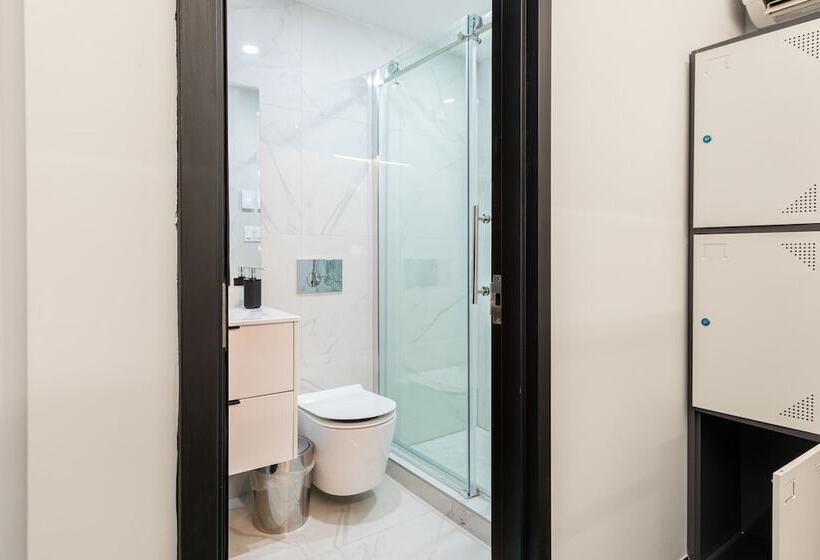 هتل کپسول Parc Avenue Hostel