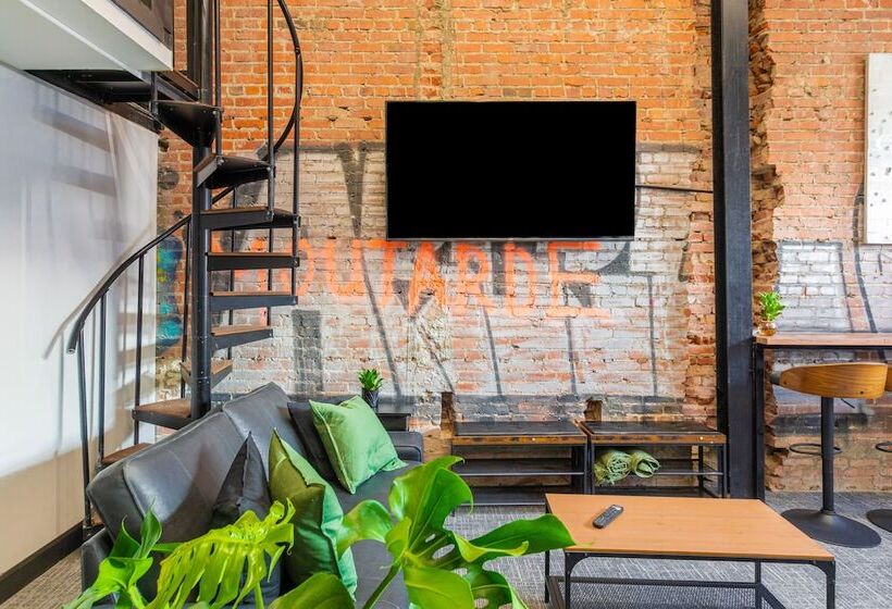 هتل کپسول Parc Avenue Hostel