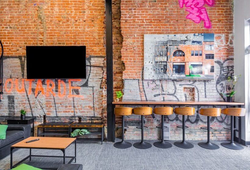 هتل کپسول Parc Avenue Hostel