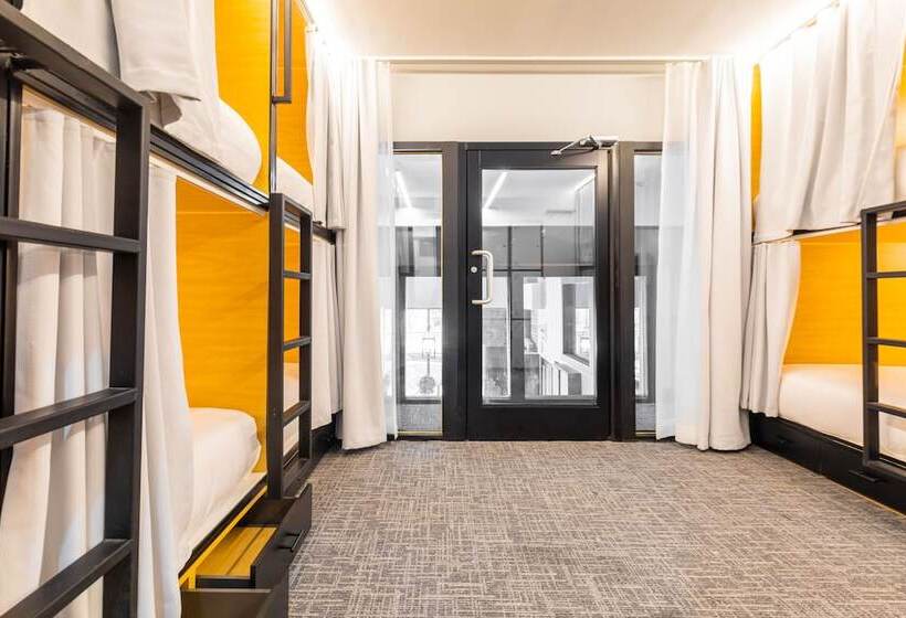 هتل کپسول Parc Avenue Hostel