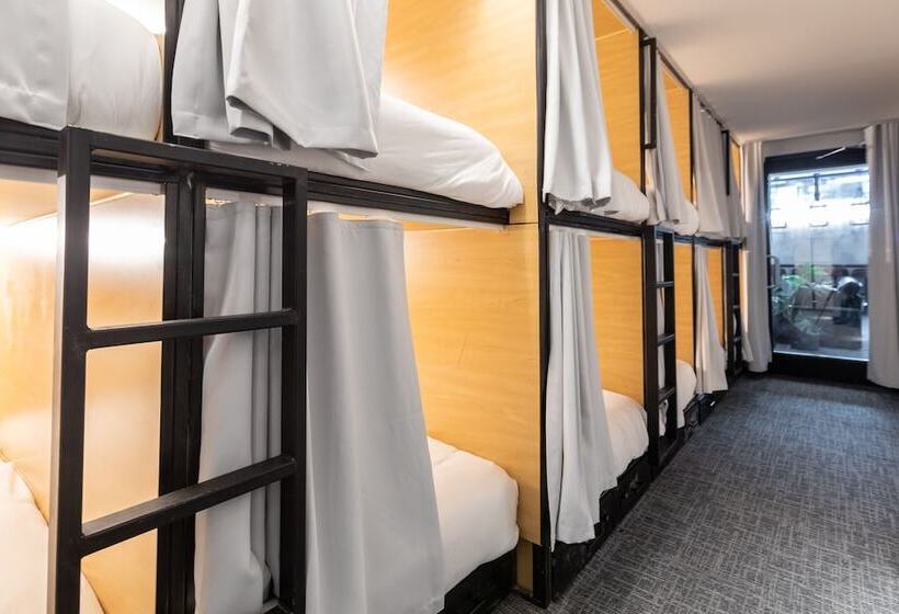 هتل کپسول Parc Avenue Hostel