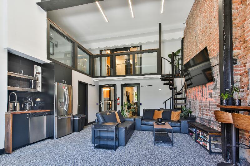 هتل کپسول Parc Avenue Hostel