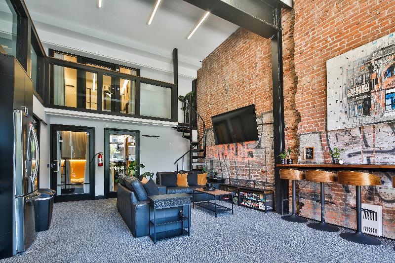 هتل کپسول Parc Avenue Hostel