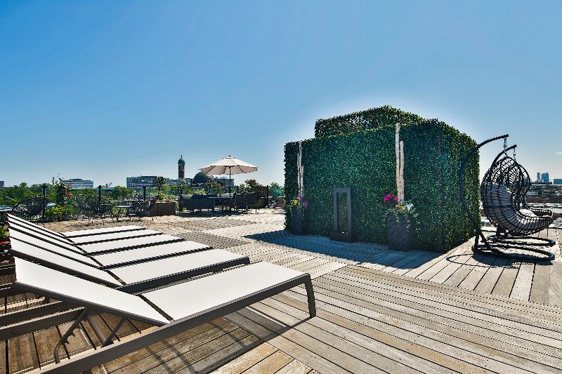 هتل کپسول Parc Avenue Hostel