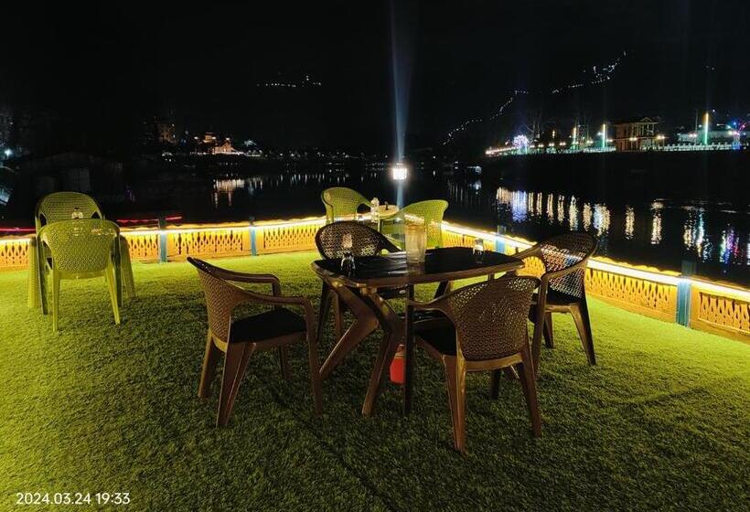 Hotel Houseboat Karima Palace