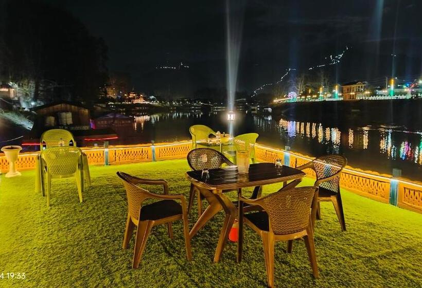 Hotel Houseboat Karima Palace