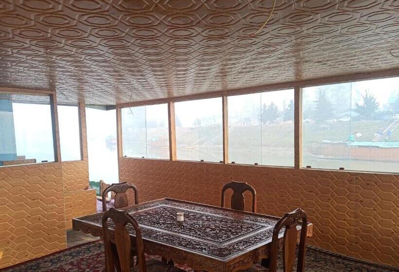 Hotel Houseboat Karima Palace