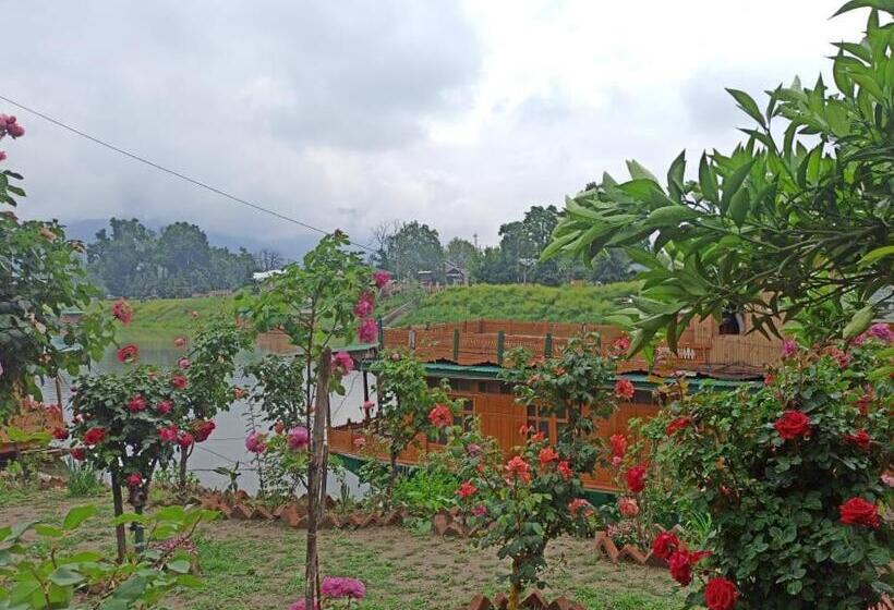 Hotel Houseboat Karima Palace