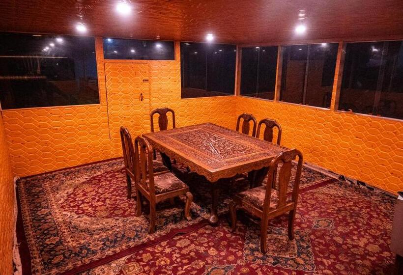 Hotel Houseboat Karima Palace