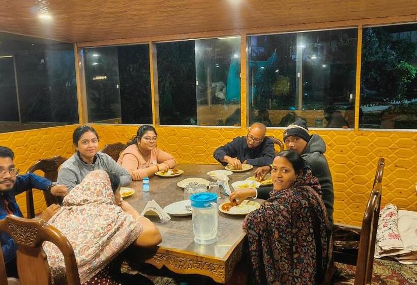 Hotel Houseboat Karima Palace