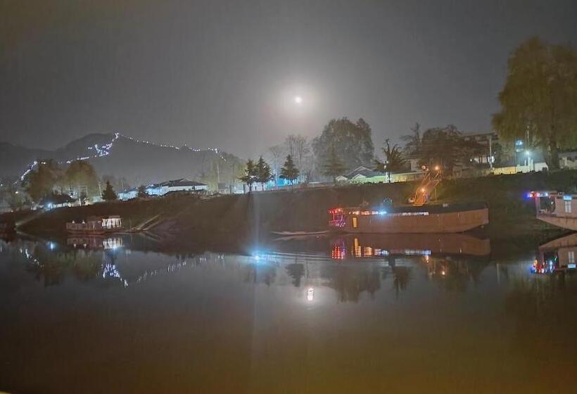 Hotel Houseboat Karima Palace