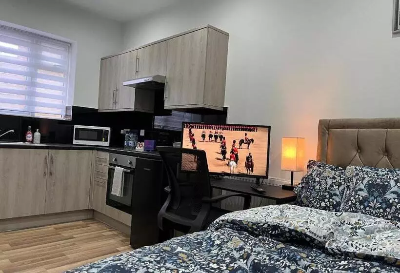 Hotelli Private Apartment  Centre Of West London  Next To Tube Station & Bus Link