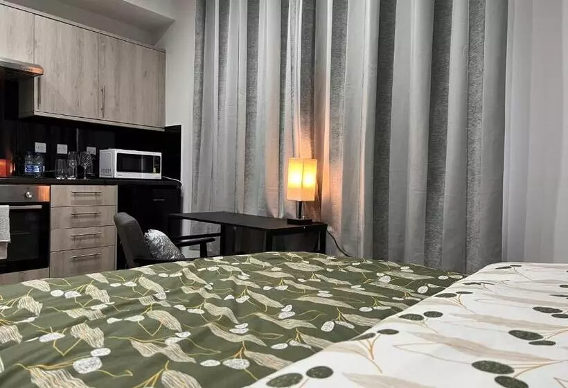 Hotelli Private Apartment  Centre Of West London  Next To Tube Station & Bus Link