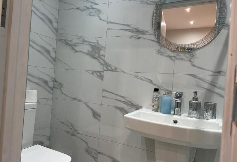 Отель Private Apartment  Centre Of West London  Next To Tube Station & Bus Link